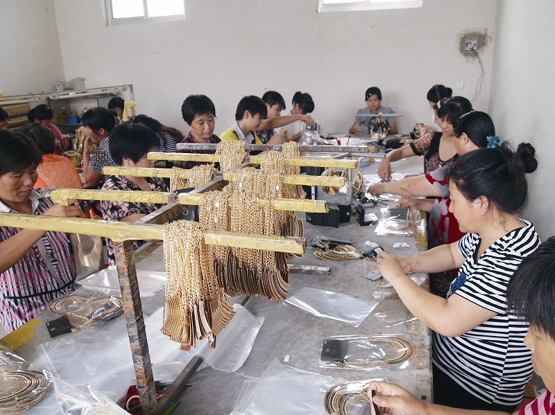 海青镇富元村自建衣帽饰品加工厂,让村民有了致富新路子